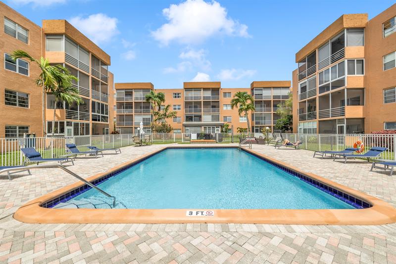 Image 21 of 31 For 3050 Sunrise Lakes Dr  307