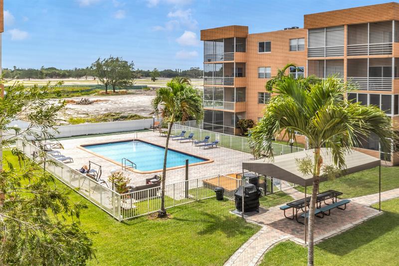 Image 23 of 31 For 3050 Sunrise Lakes Dr  307