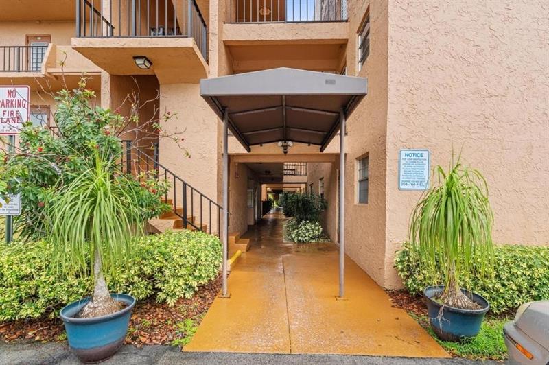 Image 24 of 31 For 3050 Sunrise Lakes Dr  307