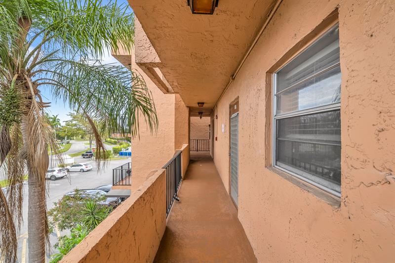 Image 25 of 31 For 3050 Sunrise Lakes Dr  307