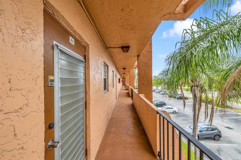 Image 26 of 31 For 3050 Sunrise Lakes Dr  307