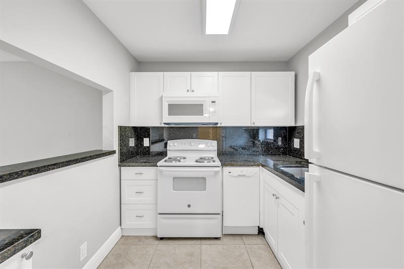 Image 3 of 31 For 3050 Sunrise Lakes Dr  307