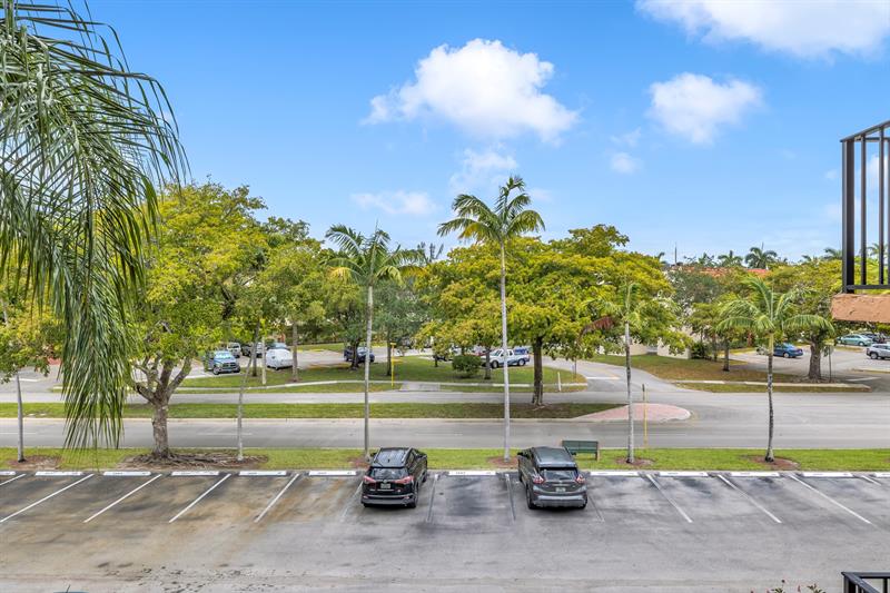 Image 30 of 31 For 3050 Sunrise Lakes Dr  307