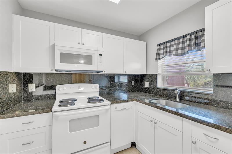 Image 4 of 31 For 3050 Sunrise Lakes Dr  307