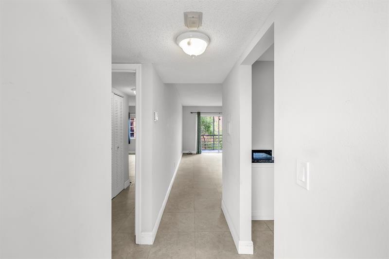 Image 5 of 31 For 3050 Sunrise Lakes Dr  307