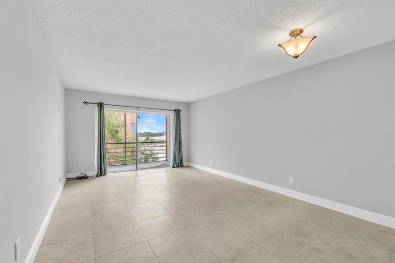 Image 6 of 31 For 3050 Sunrise Lakes Dr  307