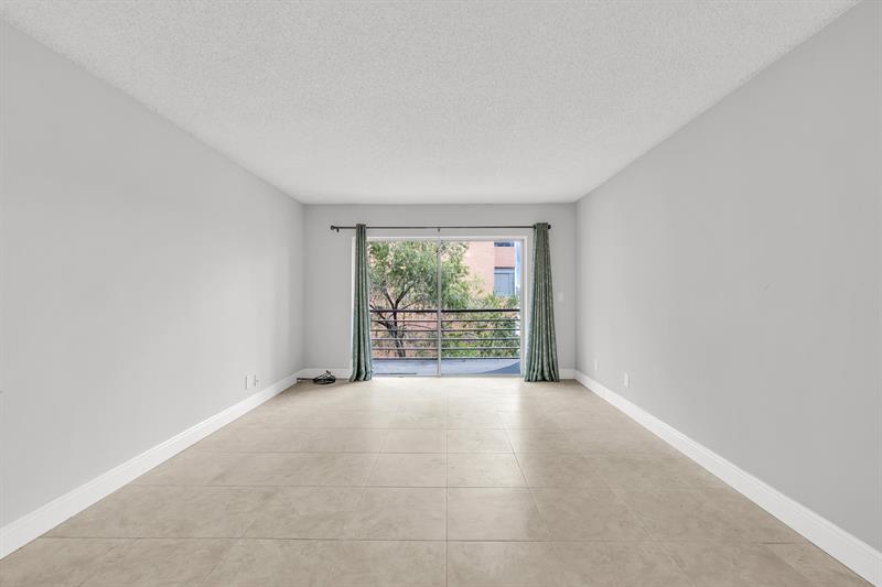 Image 7 of 31 For 3050 Sunrise Lakes Dr  307