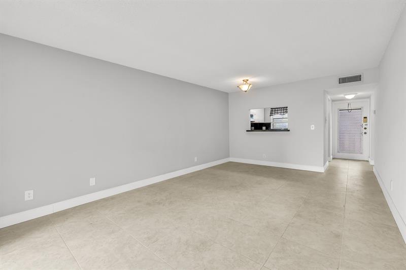 Image 9 of 31 For 3050 Sunrise Lakes Dr  307