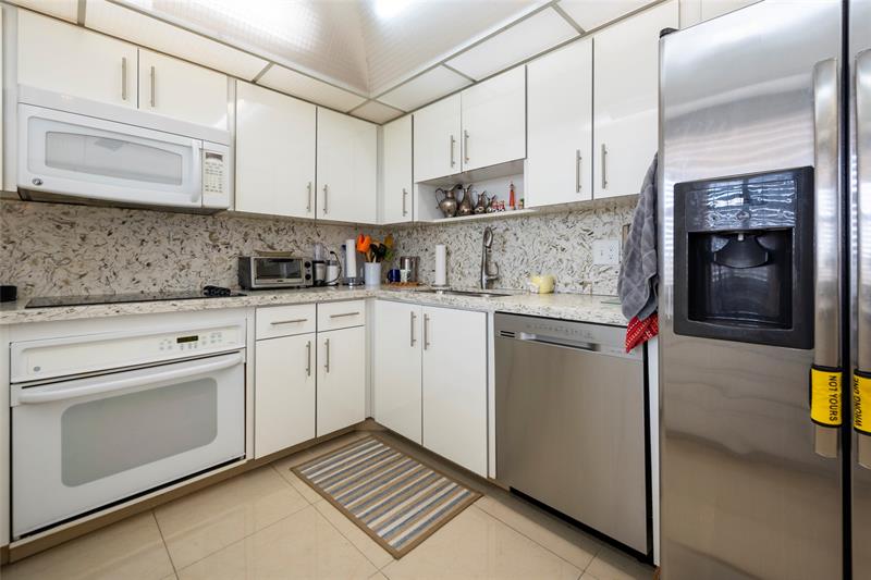 Image 11 of 25 For 3507 Oaks Way  909