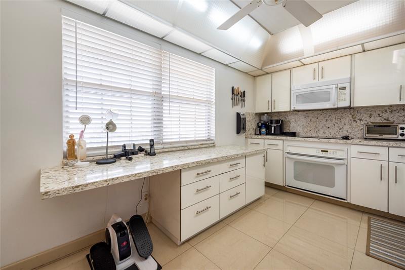 Image 12 of 25 For 3507 Oaks Way  909