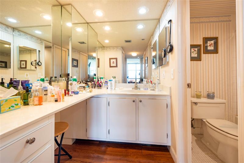 Image 16 of 25 For 3507 Oaks Way  909