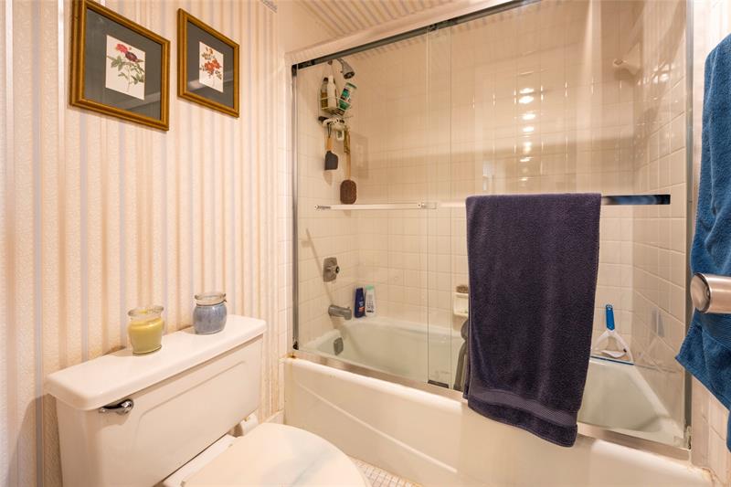 Image 17 of 25 For 3507 Oaks Way  909