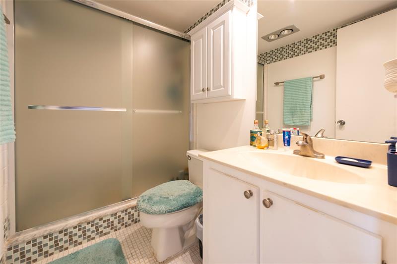 Image 19 of 25 For 3507 Oaks Way  909
