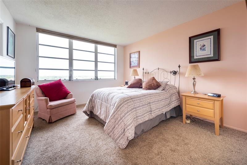 Image 20 of 25 For 3507 Oaks Way  909