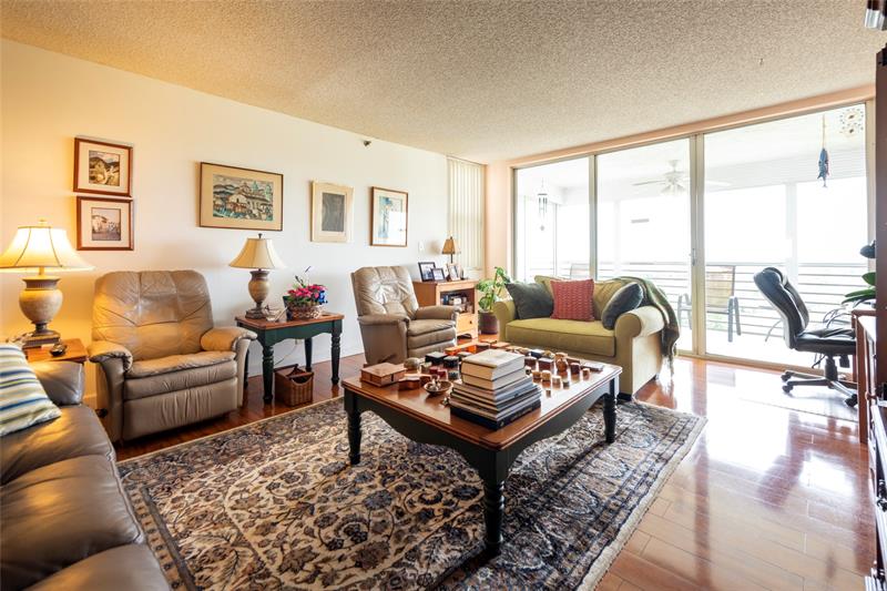 Image 4 of 25 For 3507 Oaks Way  909