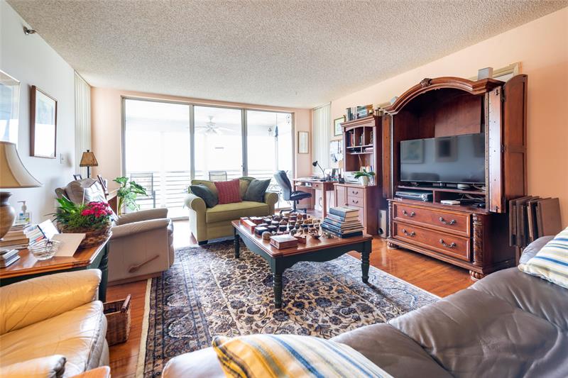 Image 5 of 25 For 3507 Oaks Way  909