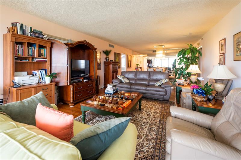 Image 6 of 25 For 3507 Oaks Way  909