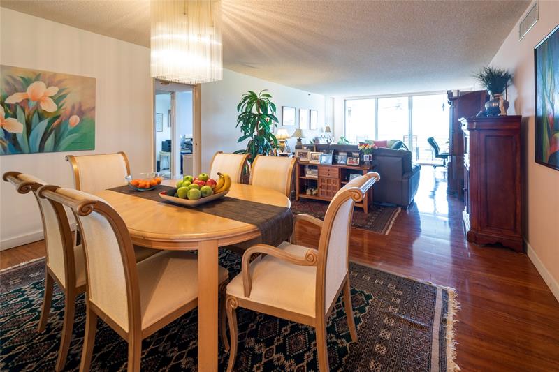 Image 8 of 25 For 3507 Oaks Way  909