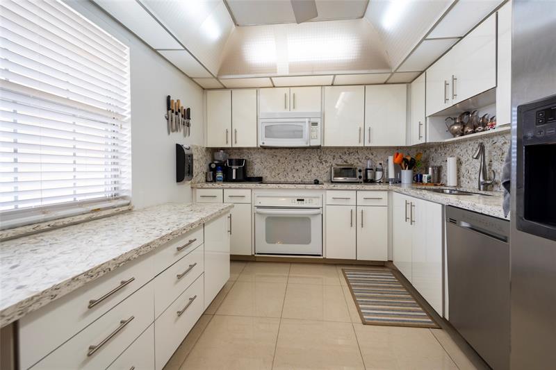 Image 9 of 25 For 3507 Oaks Way  909