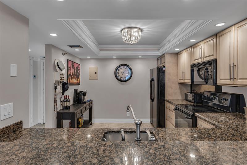 Image 3 of 61 For 2900 14th Street Cswy  202