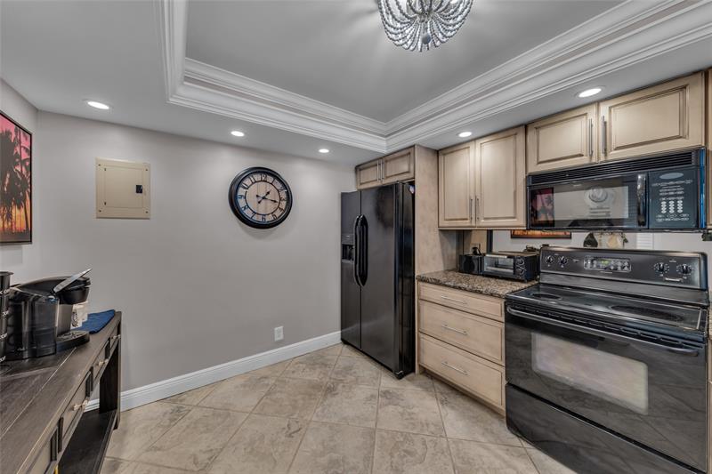 Image 4 of 61 For 2900 14th Street Cswy  202