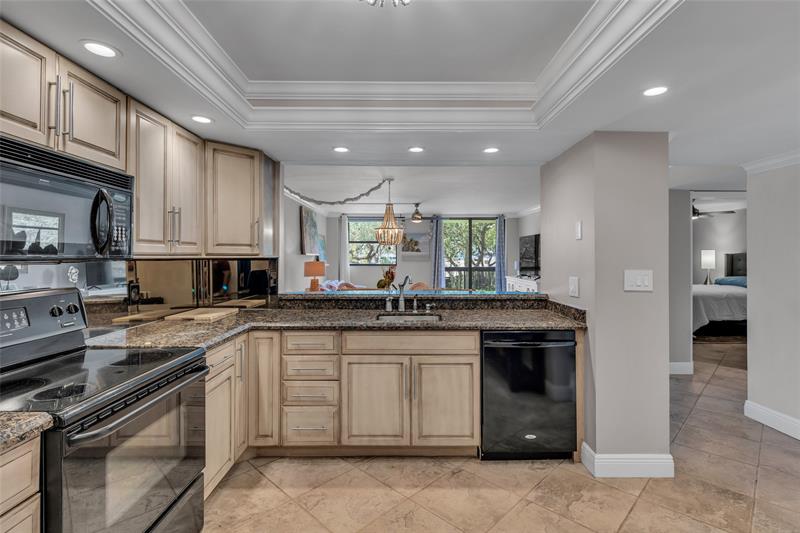 Image 6 of 61 For 2900 14th Street Cswy  202