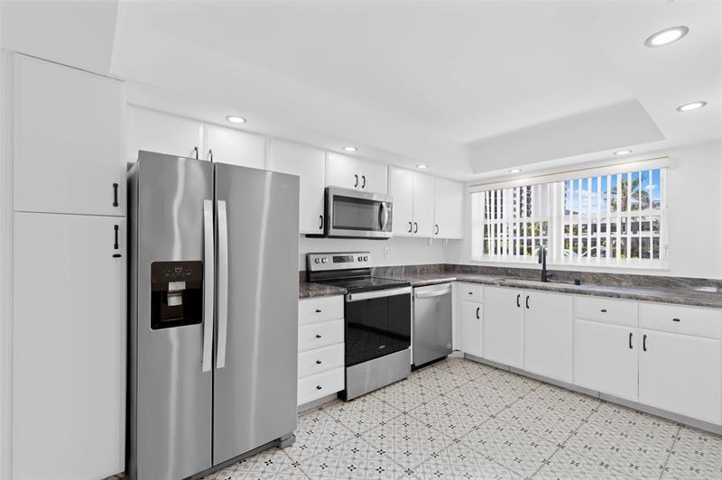 Image 3 of 17 For 3300 Ocean Blvd  123c