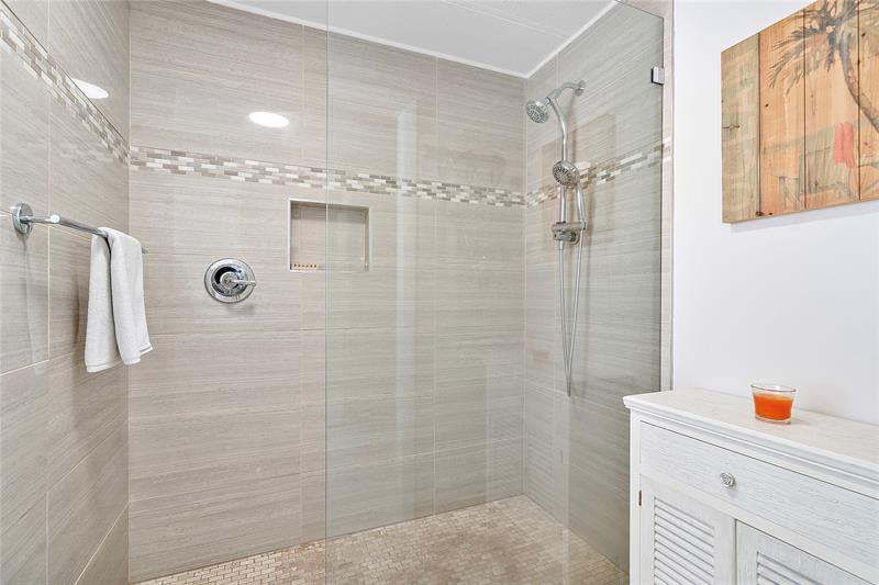 Image 13 of 28 For 5531 Lagoon Dr
