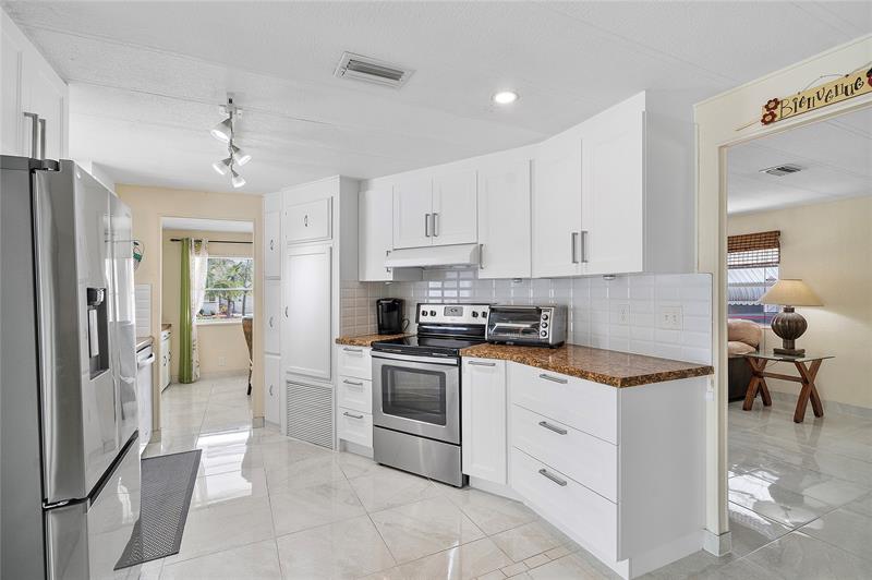 Image 3 of 28 For 5531 Lagoon Dr