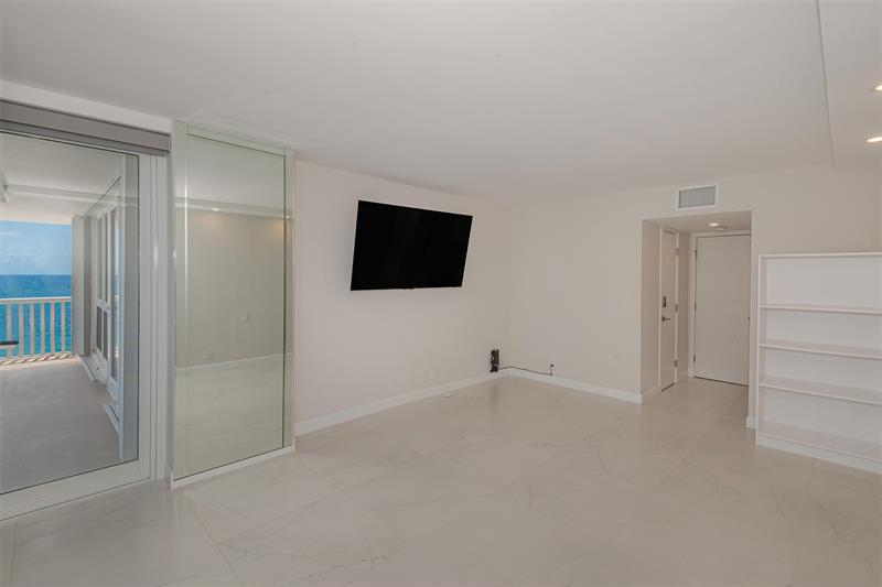 Image 16 of 51 For 4020 Galt Ocean Dr  611