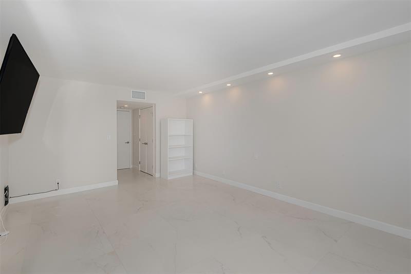 Image 17 of 51 For 4020 Galt Ocean Dr  611