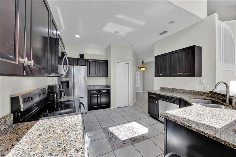 Image 14 of 27 For 519 Elbridge Pl