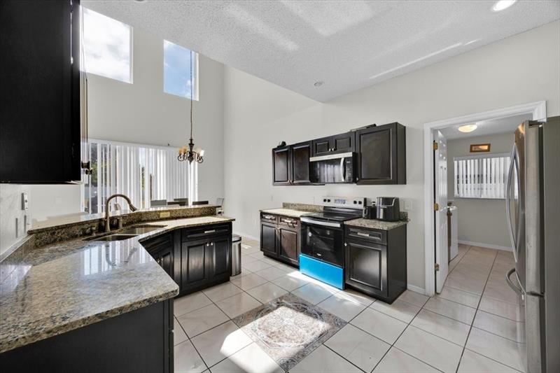 Image 15 of 27 For 519 Elbridge Pl