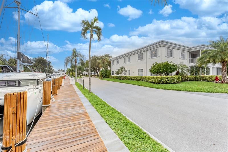 Image 4 of 20 For 6485 Bay Club Dr  2