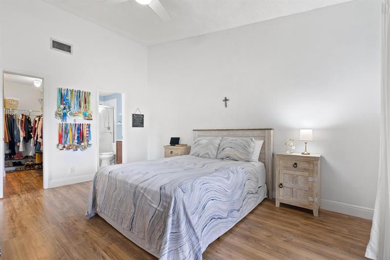 Image 18 of 36 For 6785 Bridlewood Ct  6785