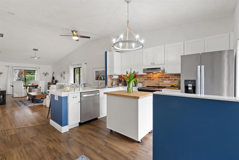 Image 3 of 36 For 6785 Bridlewood Ct  6785