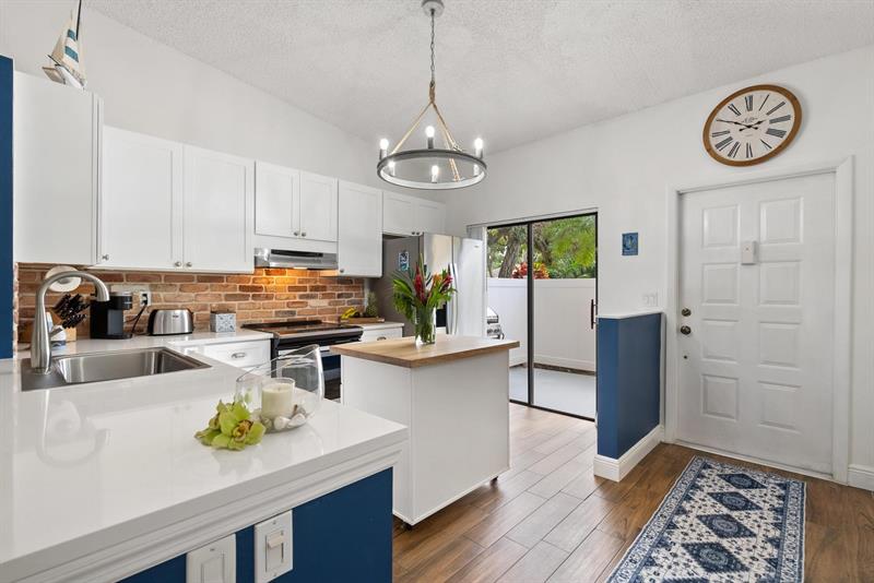Image 6 of 36 For 6785 Bridlewood Ct  6785