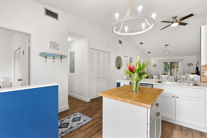 Image 7 of 36 For 6785 Bridlewood Ct  6785