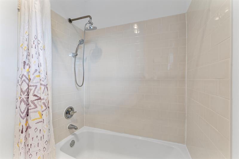 Image 17 of 35 For 5120 40th Ave  20a