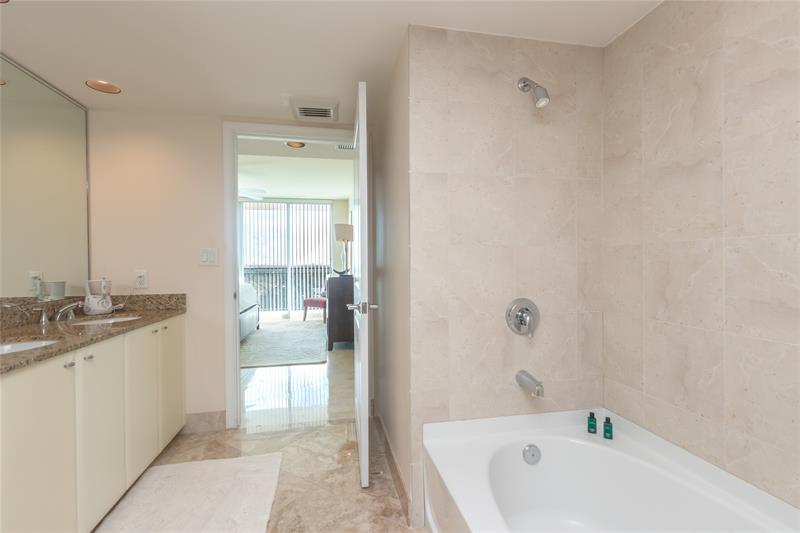 Image 14 of 31 For 600 Las Olas Blvd  1109