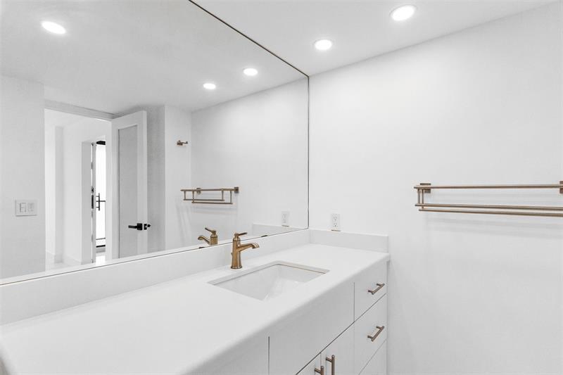 Image 29 of 45 For 2301 Ocean Dr  2608