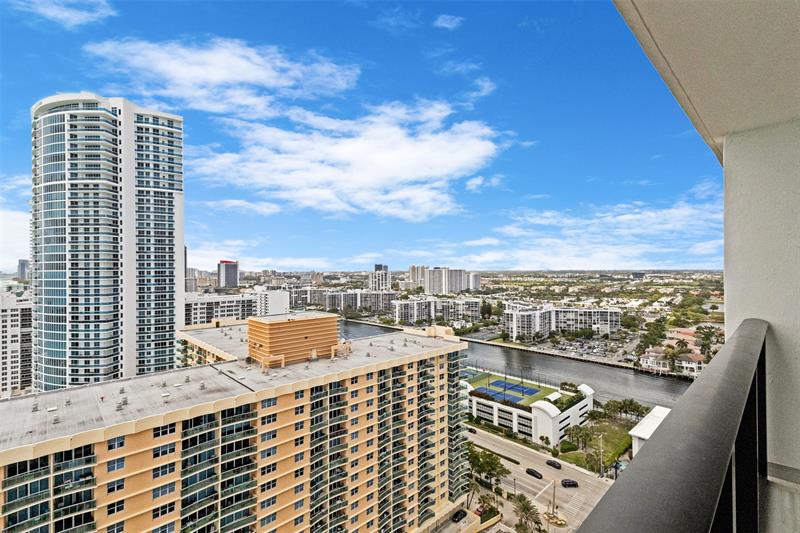 Image 31 of 45 For 2301 Ocean Dr  2608