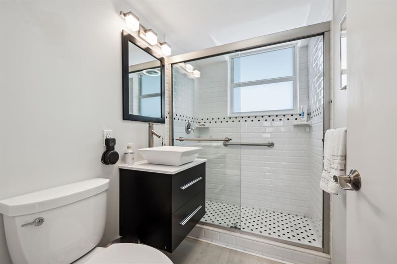 Image 15 of 31 For 1920 Ocean Dr  1504