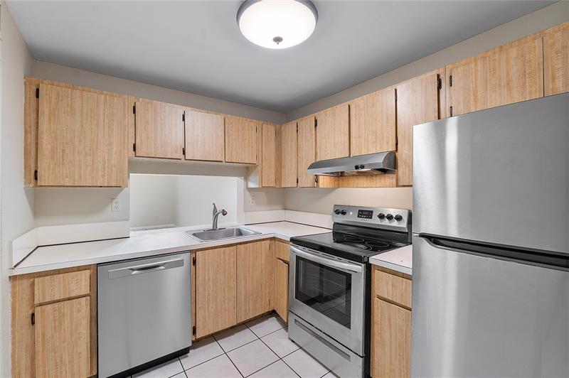 Image 4 of 13 For 3710 Pine Island Rd  314