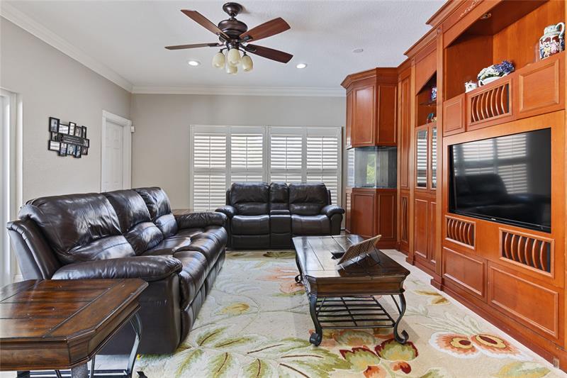 Image 18 of 39 For 16686 Golfview Dr