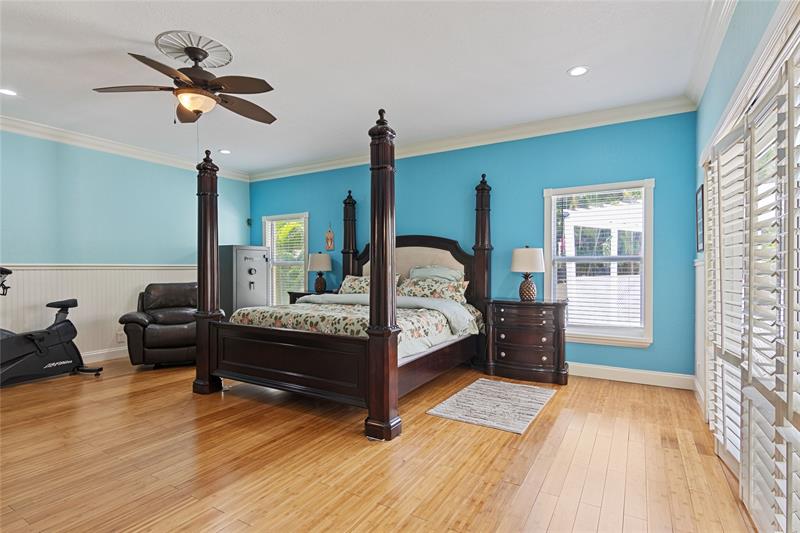 Image 21 of 39 For 16686 Golfview Dr
