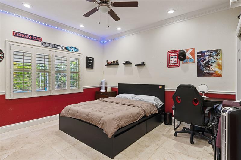 Image 27 of 39 For 16686 Golfview Dr