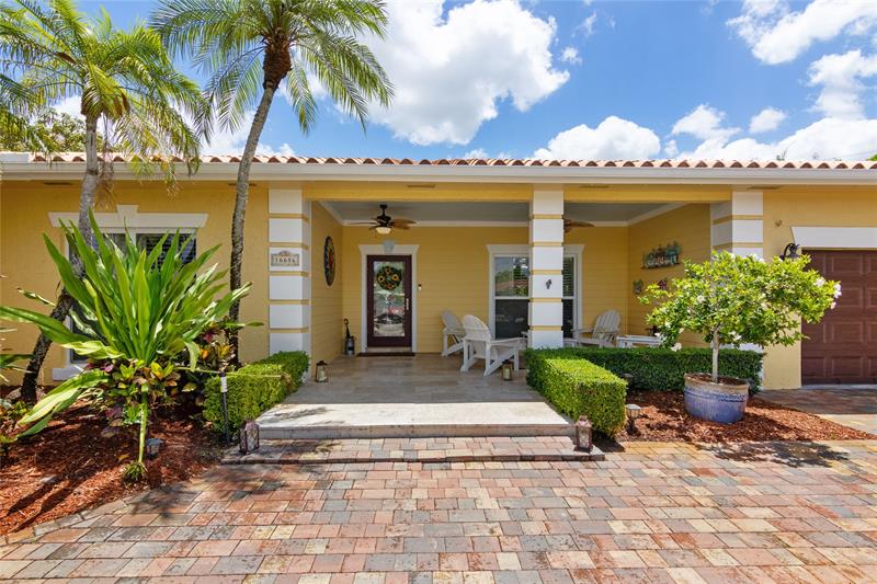 Image 4 of 39 For 16686 Golfview Dr