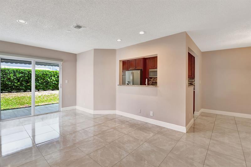 Image 7 of 75 For 5043 Pointe Emerald Ln