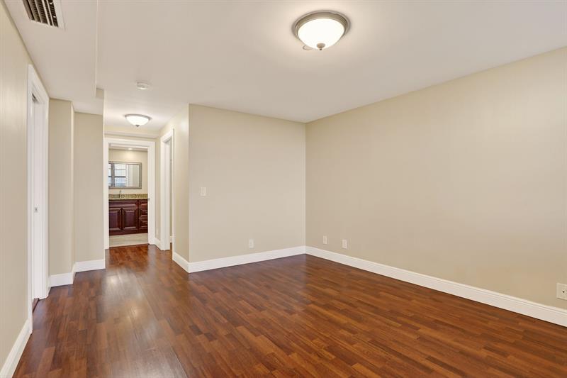 Image 20 of 32 For 3499 Oaks Way  909